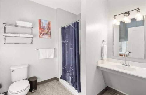 Manchester Apartment | The Press Box - Premium King Bed!