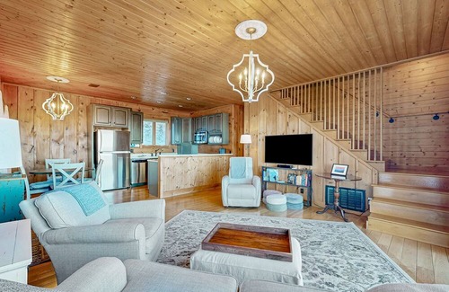 Cullowhee Cabin | Idyllic mountain retreat with breathtaking views & spacious deck - near skiing