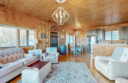 Cullowhee Cabin | Idyllic mountain retreat with breathtaking views & spacious deck - near skiing