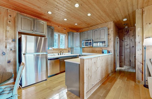 Cullowhee Cabin | Idyllic mountain retreat with breathtaking views & spacious deck - near skiing
