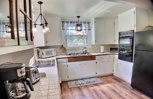 Eureka Springs House | Farm House at Wisteria Lane, Private, Sleeps 8,