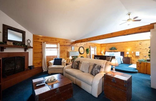 Eureka Springs Cabin | Wisteria Lane 3 Secluded Log Cabin Spa Tub kitchen