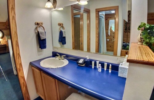 Eureka Springs Cabin | Wisteria Lane 3 Secluded Log Cabin Spa Tub kitchen