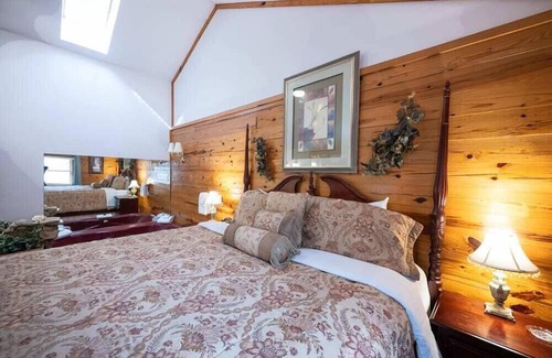 Eureka Springs Cabin | Wisteria Lane 2 Secluded, Front Porch, Spa Tub