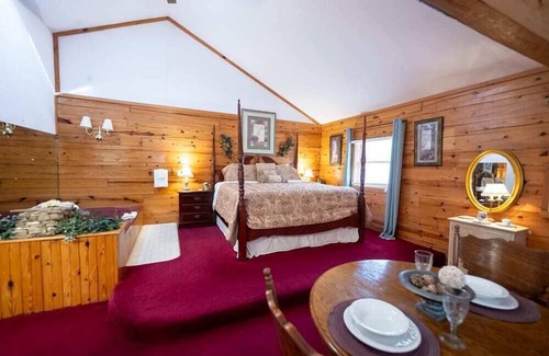 Eureka Springs Cabin | Wisteria Lane 2 Secluded, Front Porch, Spa Tub
