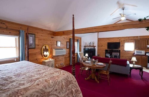 Eureka Springs Cabin | Wisteria Lane 2 Secluded, Front Porch, Spa Tub