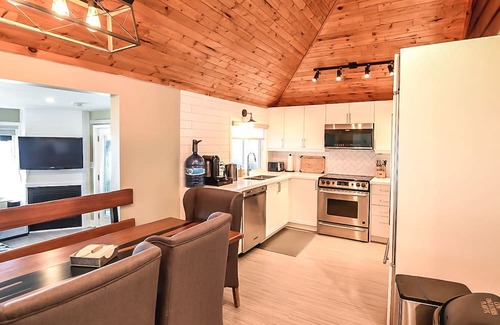 Hamilton Cottage | Cozy beach escape from the city! Enjoy a sandy beach retreat on Lake Erie!