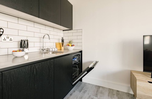 East Acton Apartment | 1-bedroom apartment with far reaching views of London. 10mins to central London.