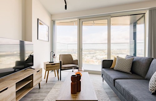 East Acton Apartment | 1-bedroom apartment with far reaching views of London. 10mins to central London.
