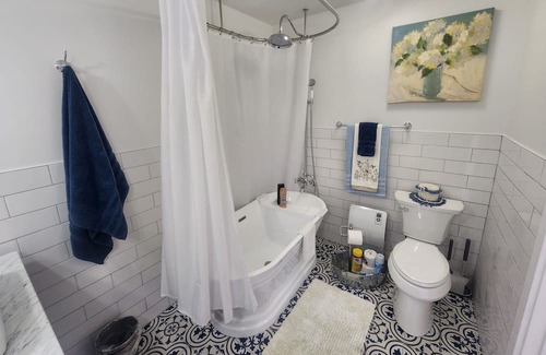 Warrenton Other | Cozy farmhouse with kitchenette, pool & bbq in historic downtown Warrenton NC.