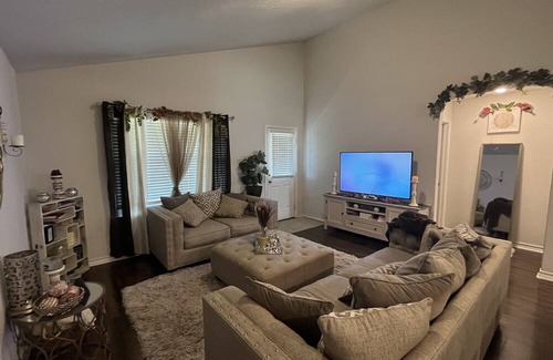 Medina Valley House | SA-staycation: you’re home away from home. 10- 15minutes from LAB and Sea World