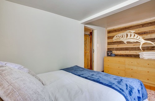 Lime Kiln Cabin | Arlington Creekside Cabin w/ Hot Tub & Fire Pit!