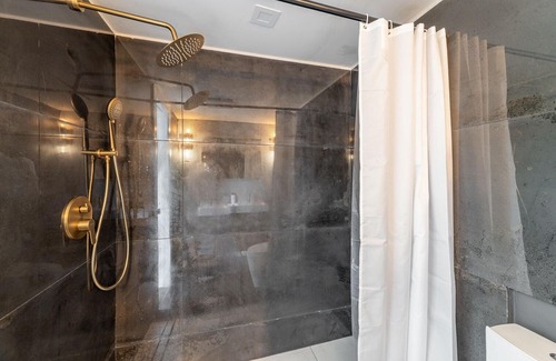 Landmark Apartment | Trendy Landmark 2BR w/ Pool, nr Shopping & Restaurants, by Blueground