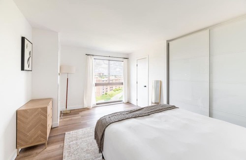 Landmark Apartment | Trendy Landmark 2BR w/ Pool, nr Shopping & Restaurants, by Blueground
