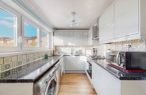 West Ham Apartment | Modern 3 Bed Apartment sleeps 8 near Plaistow Tube Station