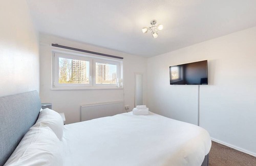 West Ham Apartment | Modern 3 Bed Apartment sleeps 8 near Plaistow Tube Station