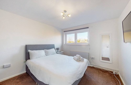 West Ham Apartment | Modern 3 Bed Apartment sleeps 8 near Plaistow Tube Station