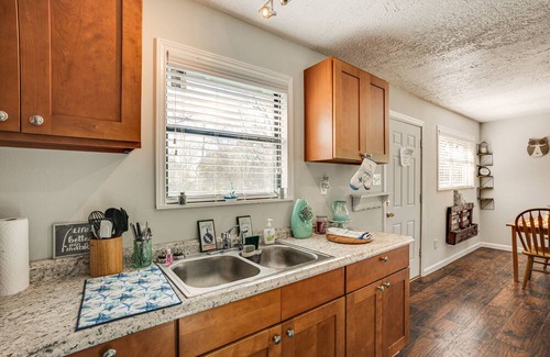 Cleveland House | Dog-Friendly Cleveland Home w/ Deck, Near Fishing!