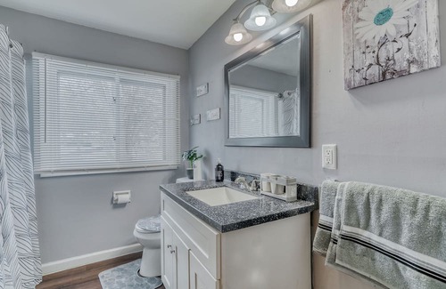 North Greece House | 4-Bed Haven for Nurses: Near Hospitals, Mins to Restaurants & Shops