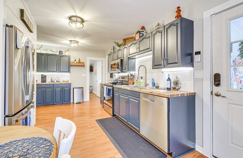 Wolcott Cottage | Cozy East Bay Cottage - Walk to Chimney Bluffs!