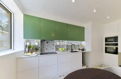 Redhill House | Stylish 4 Bed House, Near East Surrey Hospital