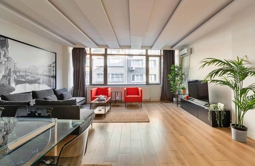 Macka Apartment | Sleek and Central Flat with Backyard in Besiktas