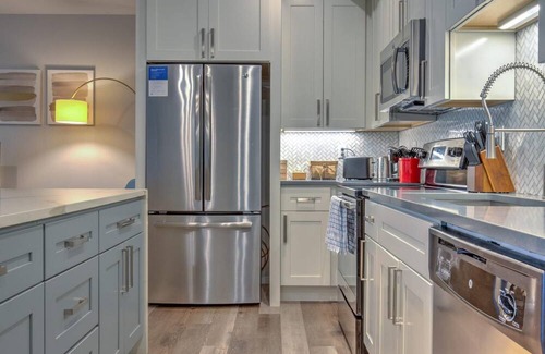 DeBaliviere Place Apartment | St. Louis | Stylish 1BD/1BA Forest Park Apartment