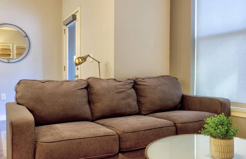 DeBaliviere Place Apartment | St. Louis | Stylish 1BD/1BA Forest Park Apartment