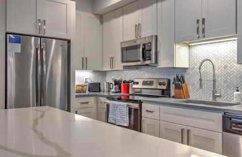 DeBaliviere Place Apartment | St. Louis | Stylish 1BD/1BA Forest Park Apartment