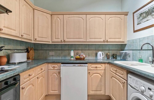 Wiseman's Bridge House | The Hollies - Short Walk to Beach, Peaceful Location, Parking