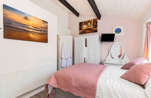 Wiseman's Bridge House | The Hollies - Short Walk to Beach, Peaceful Location, Parking
