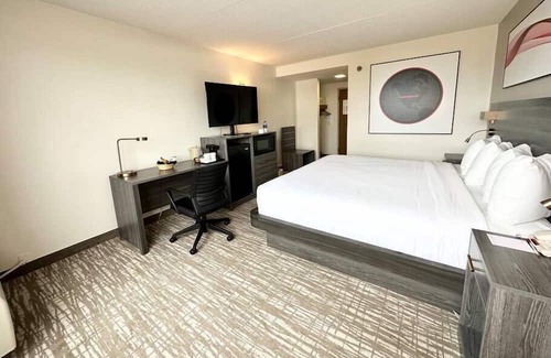 Cedar Rapids - Iowa City House | Master suite w/ private bathroom