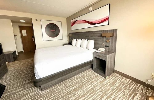 Cedar Rapids - Iowa City House | Master suite w/ private bathroom