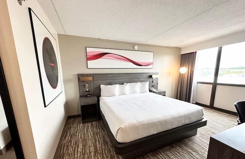 Cedar Rapids - Iowa City House | Master suite w/ private bathroom