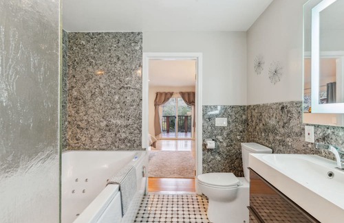 Sequoyah Apartment | Modern Luxury in Oakland Oasis: Spacious Modern
