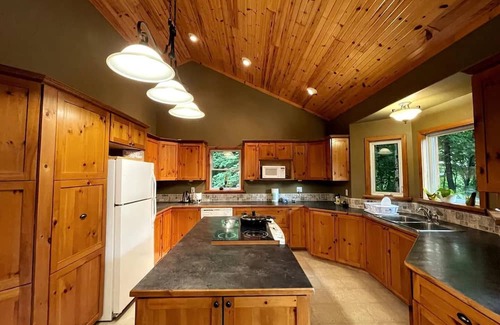 Gooderham Cottage | Spacious Cottage on the shores of Contau Lake