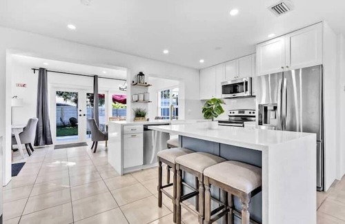 Driftwood Apartment | 3 Bedroom 808622 by Houzlet