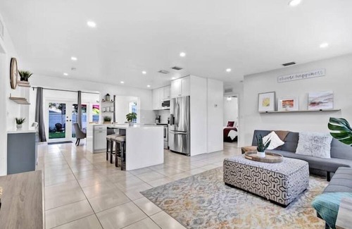 Driftwood Apartment | 3 Bedroom 808622 by Houzlet