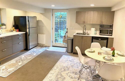 Phinney Ridge House | Stylish and very spacious one bedroom apartment in Seattle Ballard neighborhood
