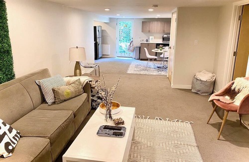 Phinney Ridge House | Stylish and very spacious one bedroom apartment in Seattle Ballard neighborhood