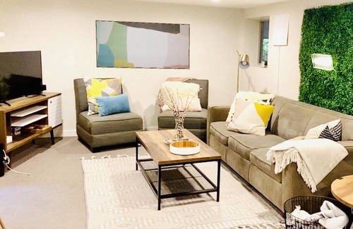 Phinney Ridge House | Stylish and very spacious one bedroom apartment in Seattle Ballard neighborhood
