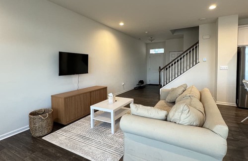 Fox Valley House | Sleek Townhome in Aurora w/ in-unit laundry - In between Aurora and Naperville
