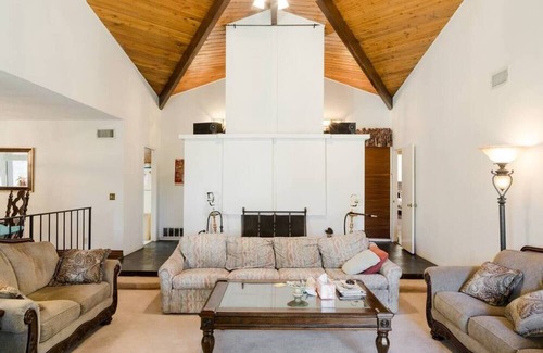 Azusa Apartment | Secluded garden at Azusa hills