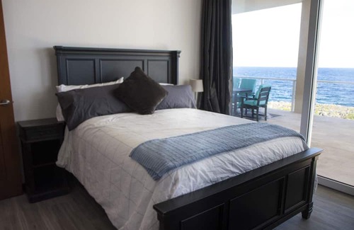 Bouvet Island House | Stunning 3 bdrm oceanfront home w/ Infinity Pool in exclusive Lighthouse Estates