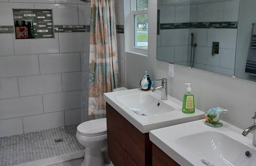 Summerfield House | 3 Miles to Villages/Near Lake Weir/Fishing/Boating. Brand New Custom Family home