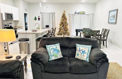 Summerfield House | 3 Miles to Villages/Near Lake Weir/Fishing/Boating. Brand New Custom Family home