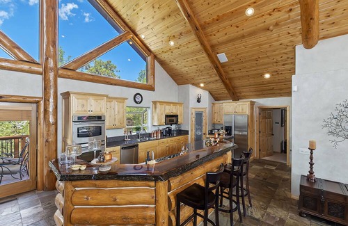 Castle Glen Estates House | Panoramic views, Lake and Mountains. Hot tub, Playground, Firepit, Game room.