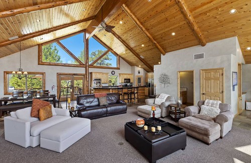 Castle Glen Estates House | Panoramic views, Lake and Mountains. Hot tub, Playground, Firepit, Game room.