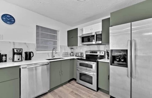 Boulevard Heights Apartment | 4 Bedroom 752747 by Houzlet