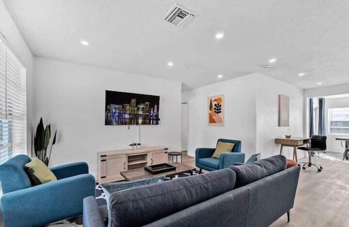 Boulevard Heights Apartment | 4 Bedroom 752747 by Houzlet